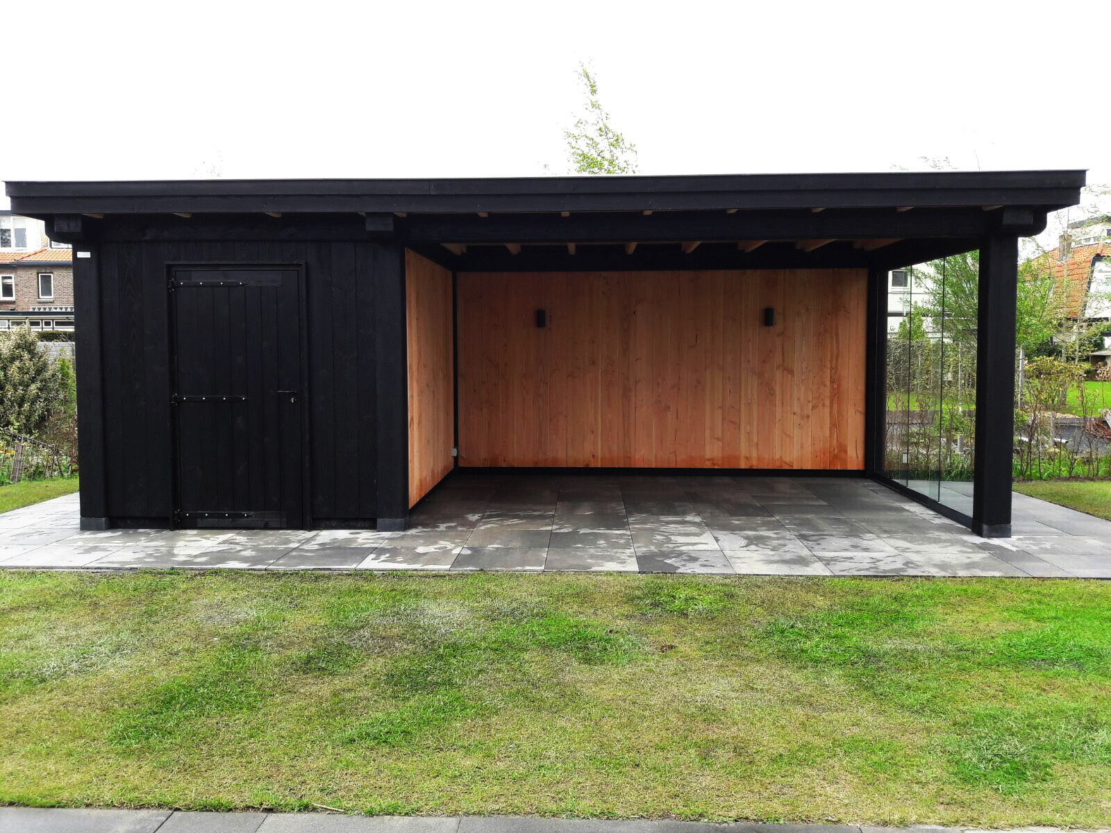 Большой деревянный навес для двух автомобилей с хозблоком для садового и автомобильного инвентаря